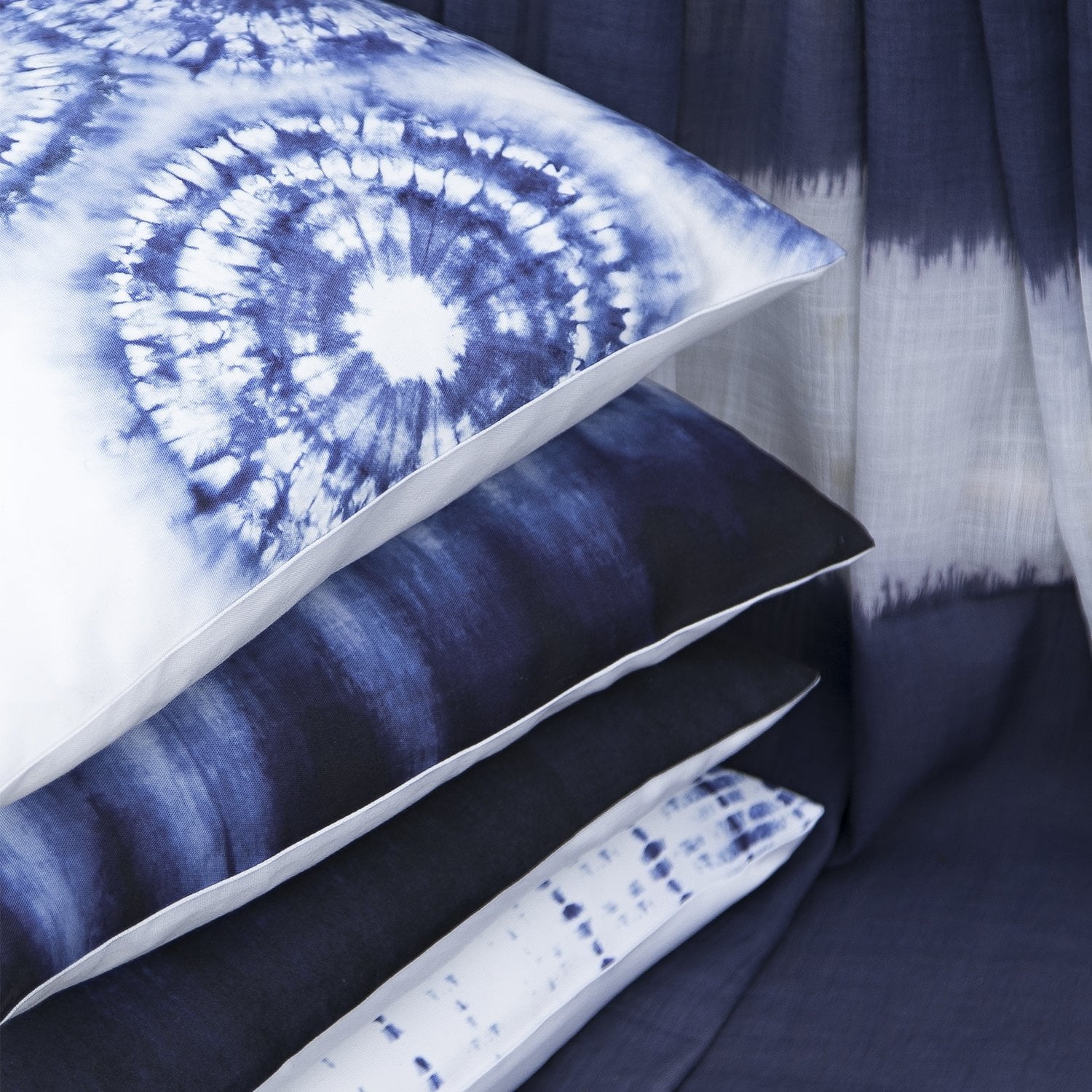 Phantoscope Continental Series Decorative Throw Pillow, 18" x 18", Blue and White Porcelain, 4 Set